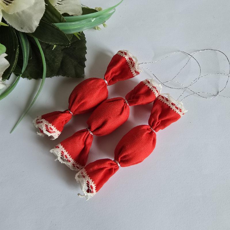 Piros színű textil szaloncukor, karácsonyfadísz, karácsonyi dekoráció