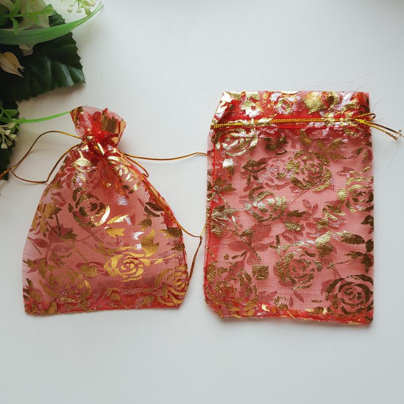 Rózsa mintás piros színű organza dísztasak, ajándék tasak – kb. 10x13cm