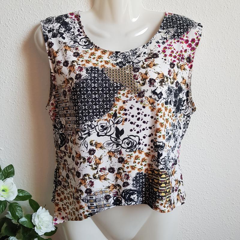 S-es egyedi készítésű, virágmintás aszimmetrikus crop top, ujjatlan haspóló
