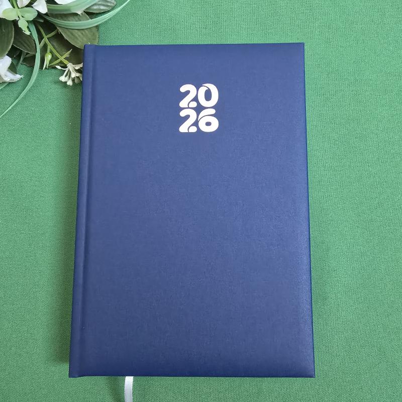 Sötétkék színű A5-ös méretű, 2026-os határidőnapló, naptár téphető sarokkal - Dayliner agenda Pannon