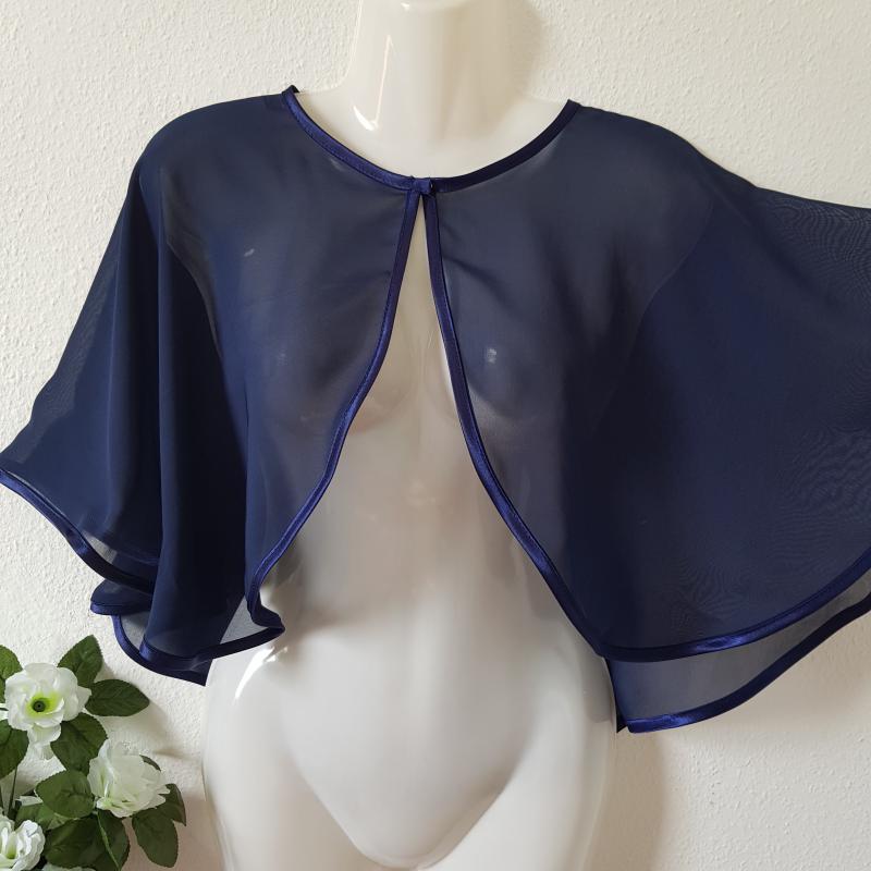 Sötétkék színű, szatén szegélyes muszlin pelerin, válltakaró