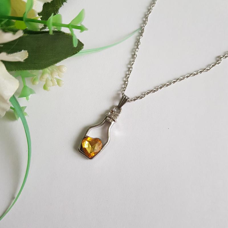 Strasszköves, citromsárga szív díszes szerelmi bájitalos palack medálos nyaklánc