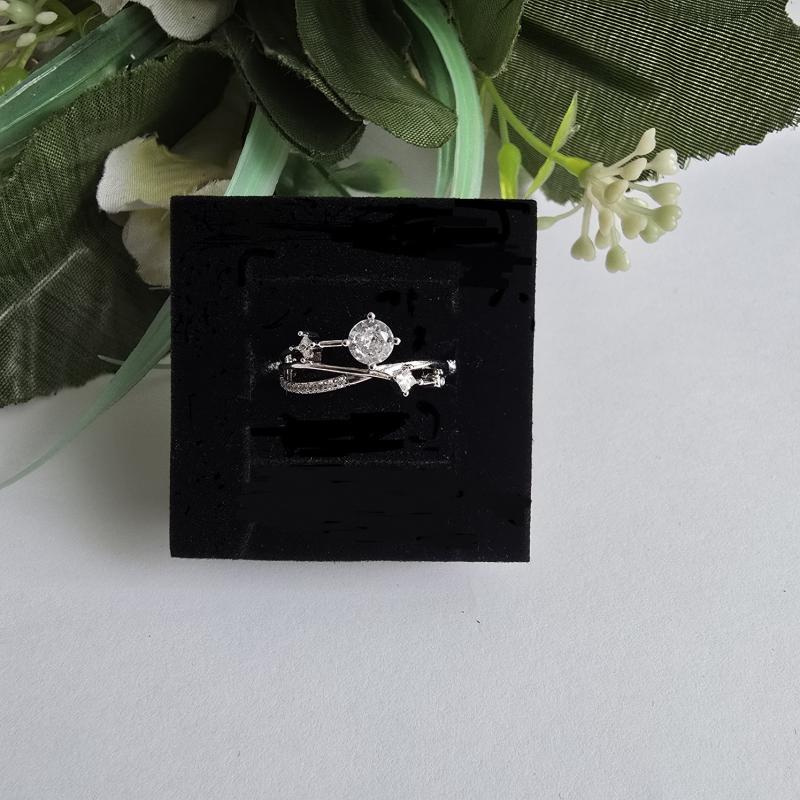 Strasszköves, csavart mintás állítható gyűrű