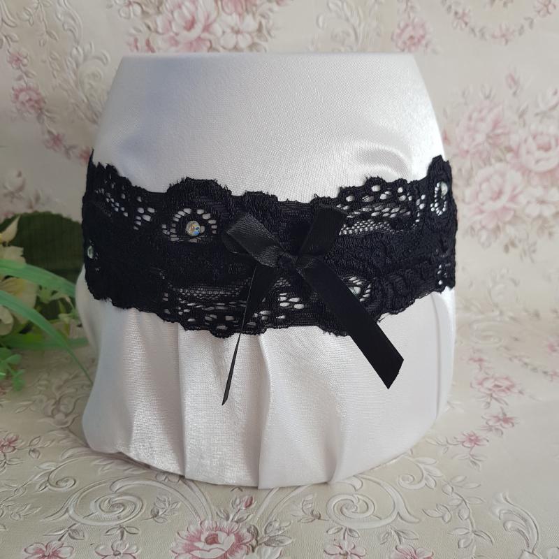 Strasszköves, fekete csipkés, fekete masnis menyasszonyi harisnyakötő, combcsipke