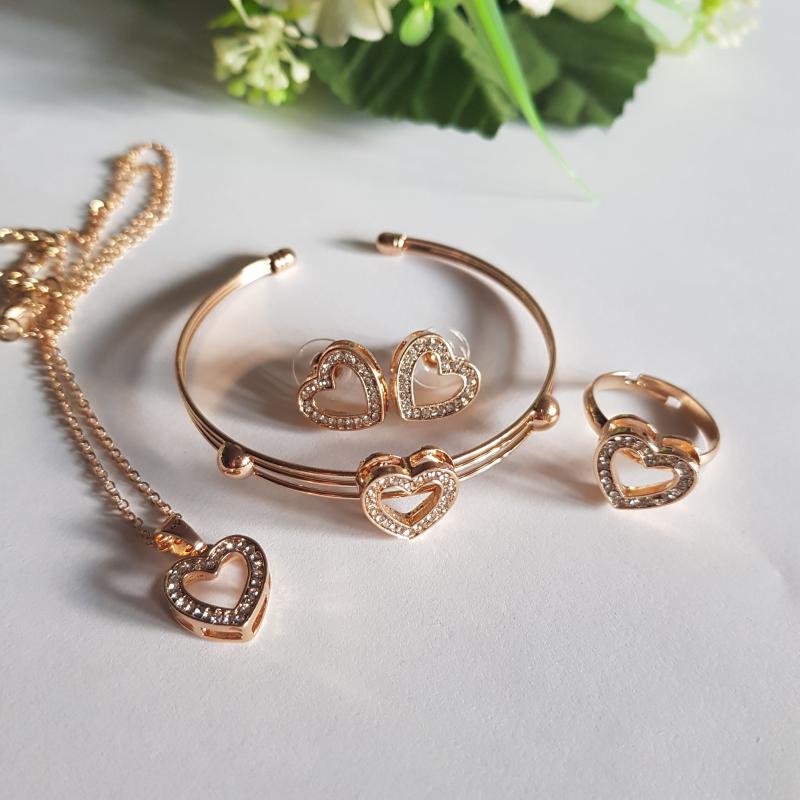 Strasszköves, szív díszes ékszerszett: nyaklánc + fülbevaló + gyűrű + karperec (karkötő)