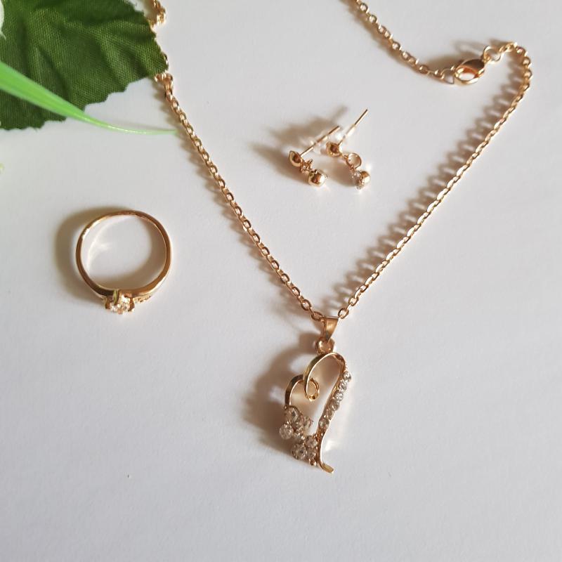 Strasszköves, szív díszes ékszerszett: nyaklánc + fülbevaló + gyűrű