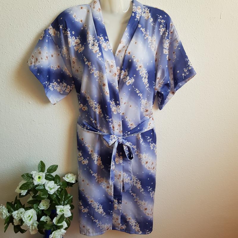 Színátmenetes kék színű, fehér virágmintás köntös – kb. XL-es