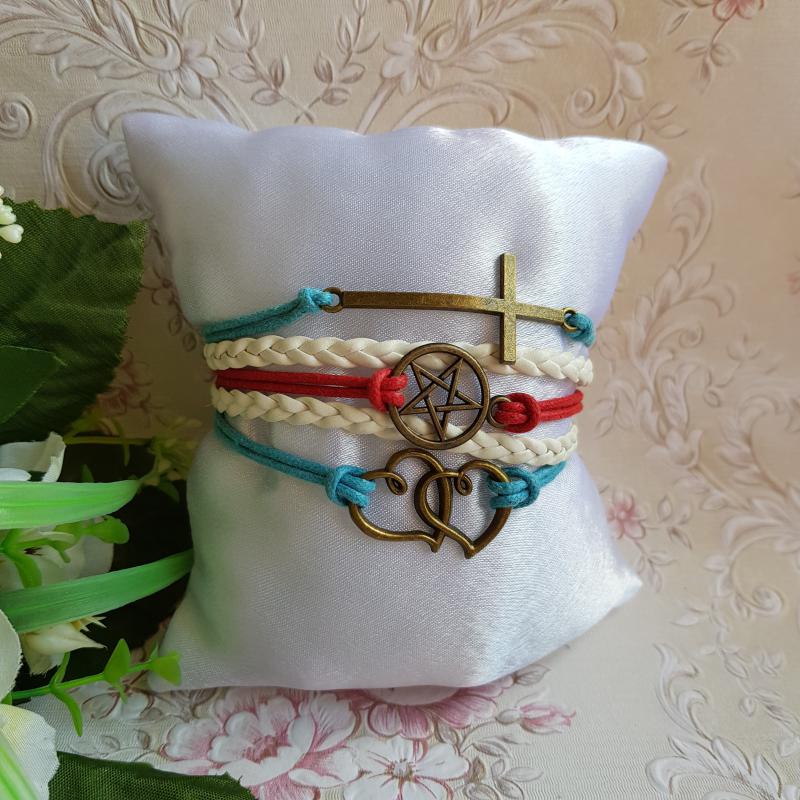 Színes műbőr karkötő fém díszekkel - csillag, kereszt, szívek