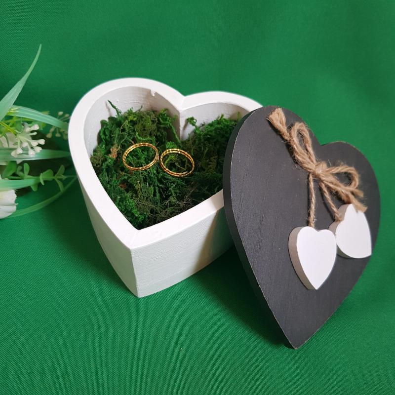 Szív alakú, szívekkel díszített esküvői gyűrűtartó doboz, faládika mohával