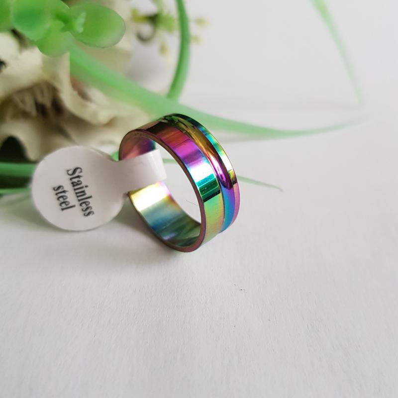 Szivárvány színű, aszimmetrikusan süllyesztett csíkos gyűrű