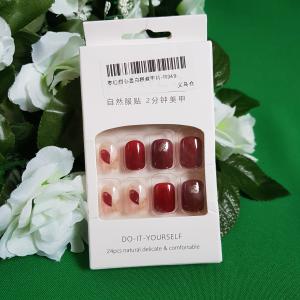 24db-os négyzet alakú DIY műköröm szett folyékony ragasztóval – bordó – rózsaszín - szívecskés