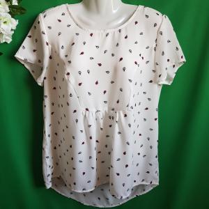 38-as hátul hosszított fazonú katica mintás fehér ing, blúz