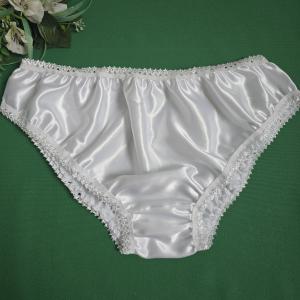 3XL-es / 54-es Hagyományos fazonú szatén bugyi – fehér-fehér