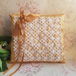 Arany színű, fehér csipkés, gyöngyös, szatén gyűrűpárna