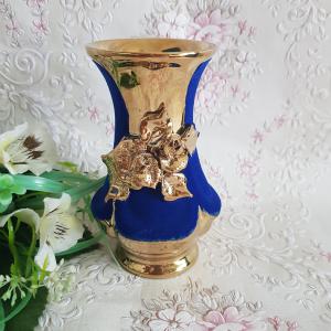 Aranyszínű, 3D virág díszes, kék bársony borítású kerámia váza - 2. osztály