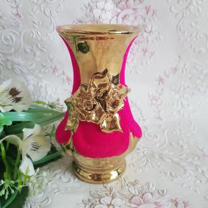 Aranyszínű, 3D virág díszes, pink bársony borítású kerámia váza - 2. osztály
