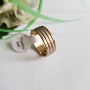 Aranyszínű, matt ezüstszínű, süllyesztett csíkos gyűrű