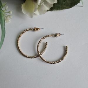 Aranyszínű, sodort lánc motívumos félkarika fülbevaló