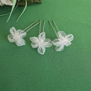 Áttetsző, gyémánt alakú gyöngyös, fehér színű tüll virágos hajtű, hajdísz