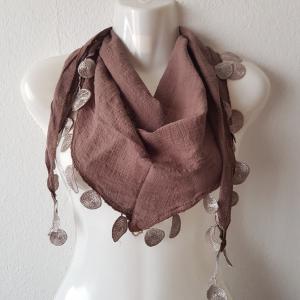 Barna színű rojtos vékony kendő, sál