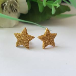 Csillogós aranyszínű, csillag alakú fülbevaló