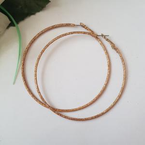 Csillogós, aranyszínű karika fülbevaló