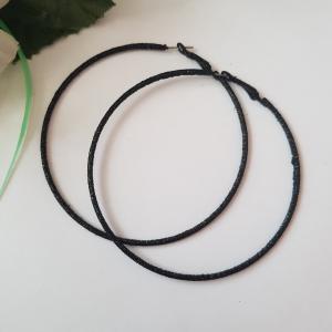 Csillogós, fekete színű karika fülbevaló