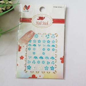 Csillogós, kék-fehér színű, virág alakú öntapadó körömmatrica