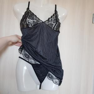 Csipkés, enyhén csíkos szatén fehérnemű szett: babydoll + tanga bugyi