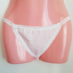 Egyedi készítésű fehér színű szatén tanga bugyi