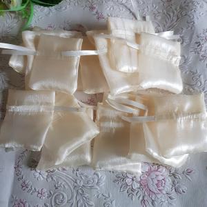 Egyedi méretű arany színű selyem dísztasak, ajándék tasak