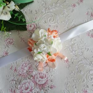 Ekrü-barack színű rózsás, gyöngyös csuklódísz