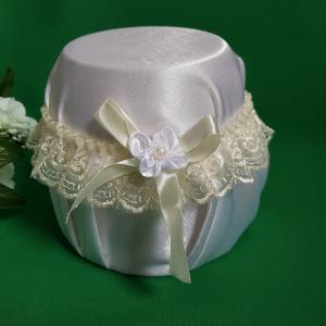 Ekrü csipkés, ekrü masnis-virágos menyasszonyi harisnyakötő, combcsipke