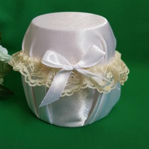 Ekrü csipkés, fehér masnis menyasszonyi harisnyakötő, combcsipke