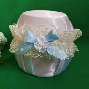 Ekrü csipkés, pöttyös égszínkék masnis-virágos menyasszonyi harisnyakötő, combcsipke