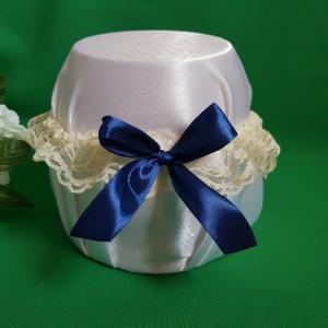 Ekrü csipkés, sötétkék masnis menyasszonyi harisnyakötő, combcsipke