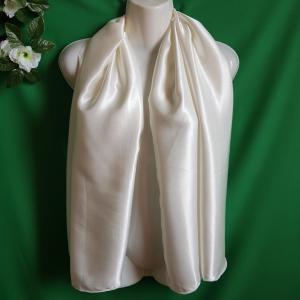 Ekrü színű szatén sál, kendő, vállkendő, stóla