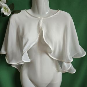 Ekrü színű, szatén szegélyes muszlin pelerin, válltakaró