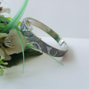 Ezüst-szürke színű, csillogós karkötő, karperec