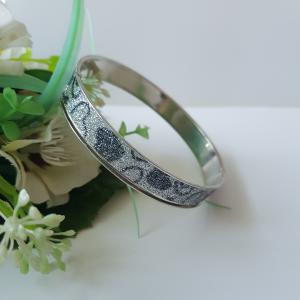 Ezüst-szürke színű, csillogós, szív mintás karkötő, karperec