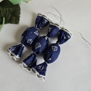 Ezüstszínű fenyő mintás textil szaloncukor karácsonyfadísz, karácsonyi dekoráció