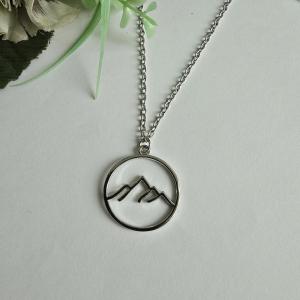 Ezüstszínű hegy motívumos körmedálos nyaklánc