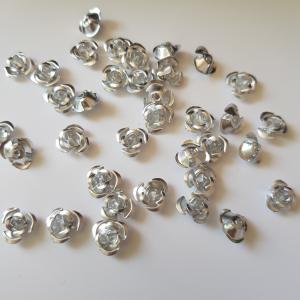 Ezüstszínű miniatűr fém rózsa dísz, díszítő elem