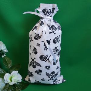 Fehér alapon kalóz mintás mikulás zsák, textil ajándéktasak