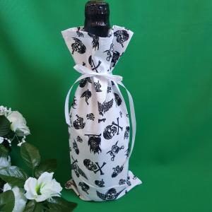 Fehér alapon kalóz mintás zsák, textil ajándéktasak borokhoz, pezsgőkhöz
