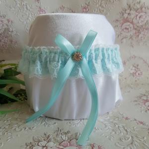 Fehér csipkés, türkizkék színű, strasszköves menyasszonyi harisnyakötő, combcsipke