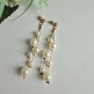 Fehér gyöngyös, apró strasszköves, aranyszínű hosszú lógós fülbevaló