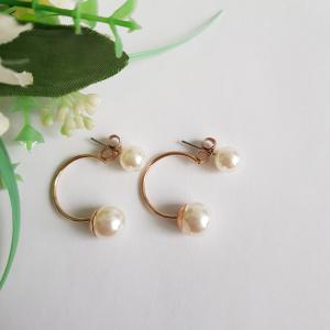 Fehér gyöngyös, aranyszínű félkarika fülbevaló