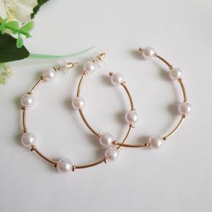 Fehér gyöngyös, aranyszínű karika fülbevaló