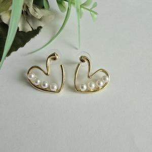 Fehér gyöngyös, aranyszínű szív alakú fülbevaló